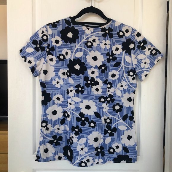 2/$25 ๐ฉ White Cross - Scrub Top - Picture 4 of 4